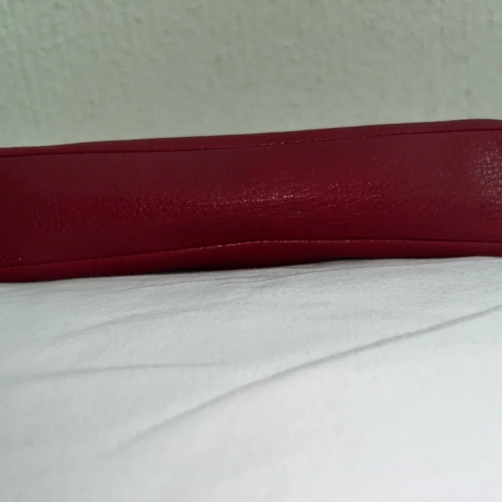 Vintage! Coach wristlet in deep red with gold hardware - Picture 5 of 9